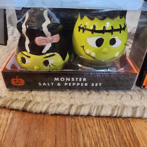 Two Halloween salt and pepper shakers - Picture 2 of 5